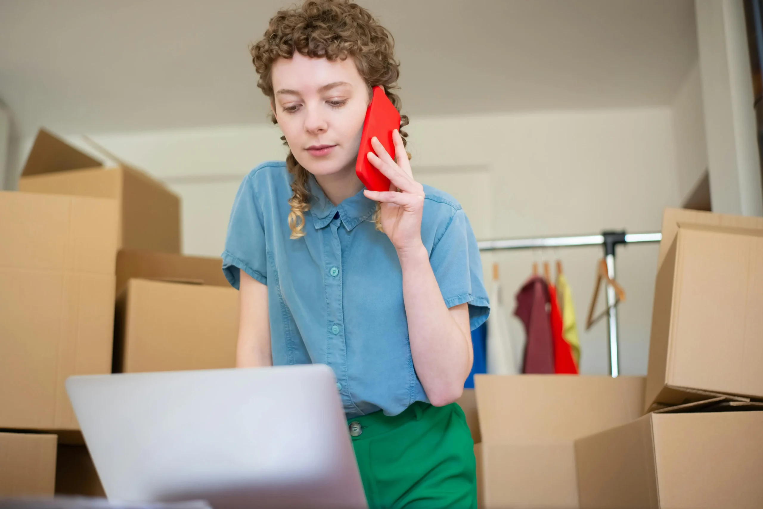 o que é gateway - mulher fala ao telefone enquanto mexe no notebook
