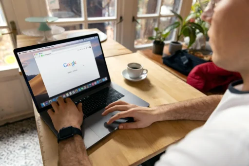 dicas-seo-e-commerce pessoa acessando o google em uma mesa com xicara de café