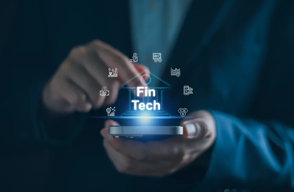 Fintech-fintechs homem segurando celular com símbolos ligados a fintechs
