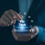 Fintech-fintechs homem segurando celular com símbolos ligados a fintechs