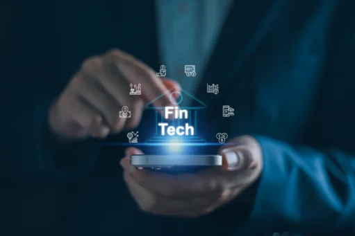 Fintech-fintechs homem segurando celular com símbolos ligados a fintechs