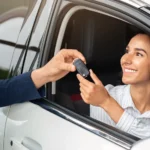 o que é tabela fipe - Mulher de negócios feliz comprando novo carro de luxo em novo showroom