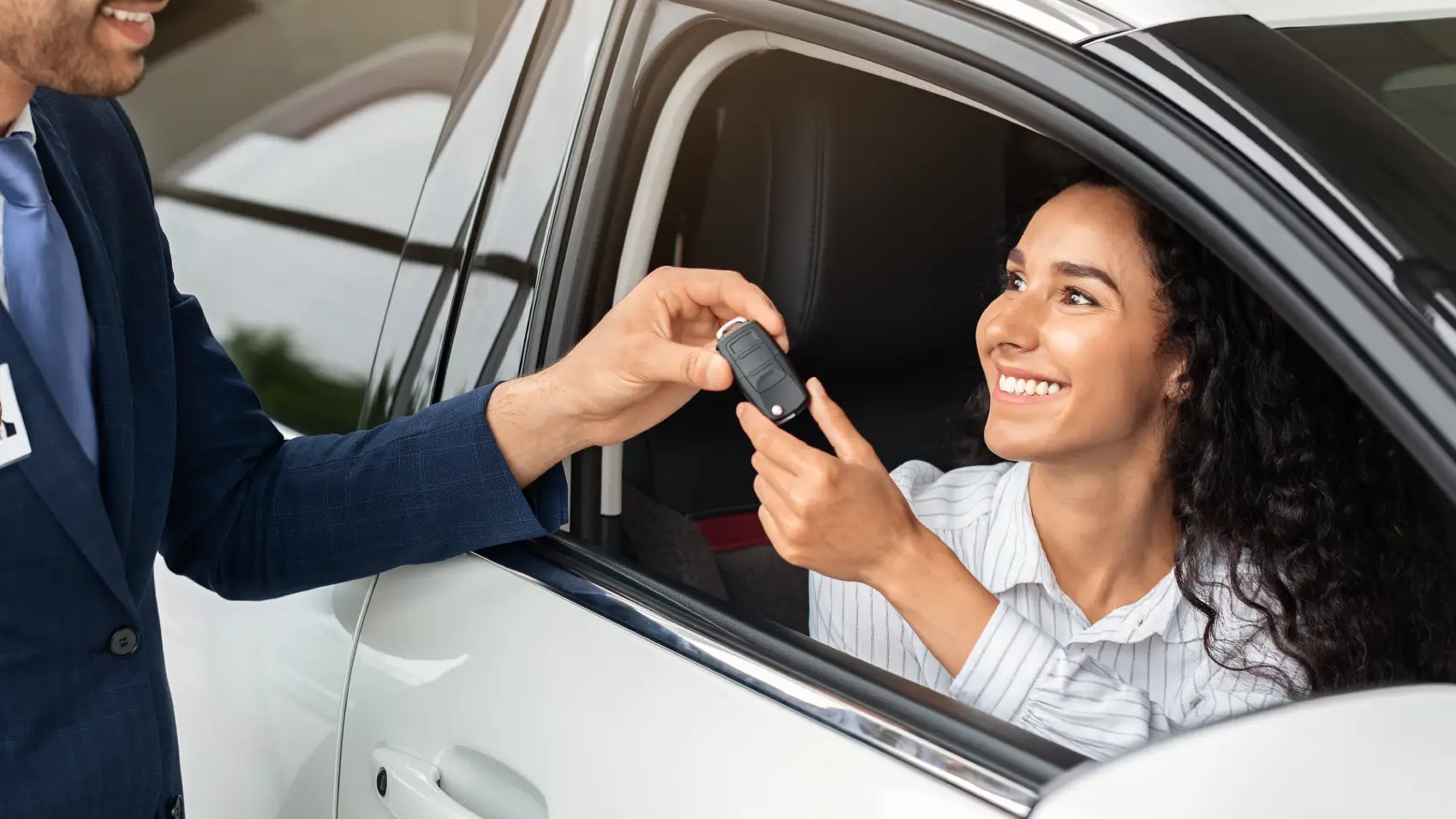o que é tabela fipe - Mulher de negócios feliz comprando novo carro de luxo em novo showroom