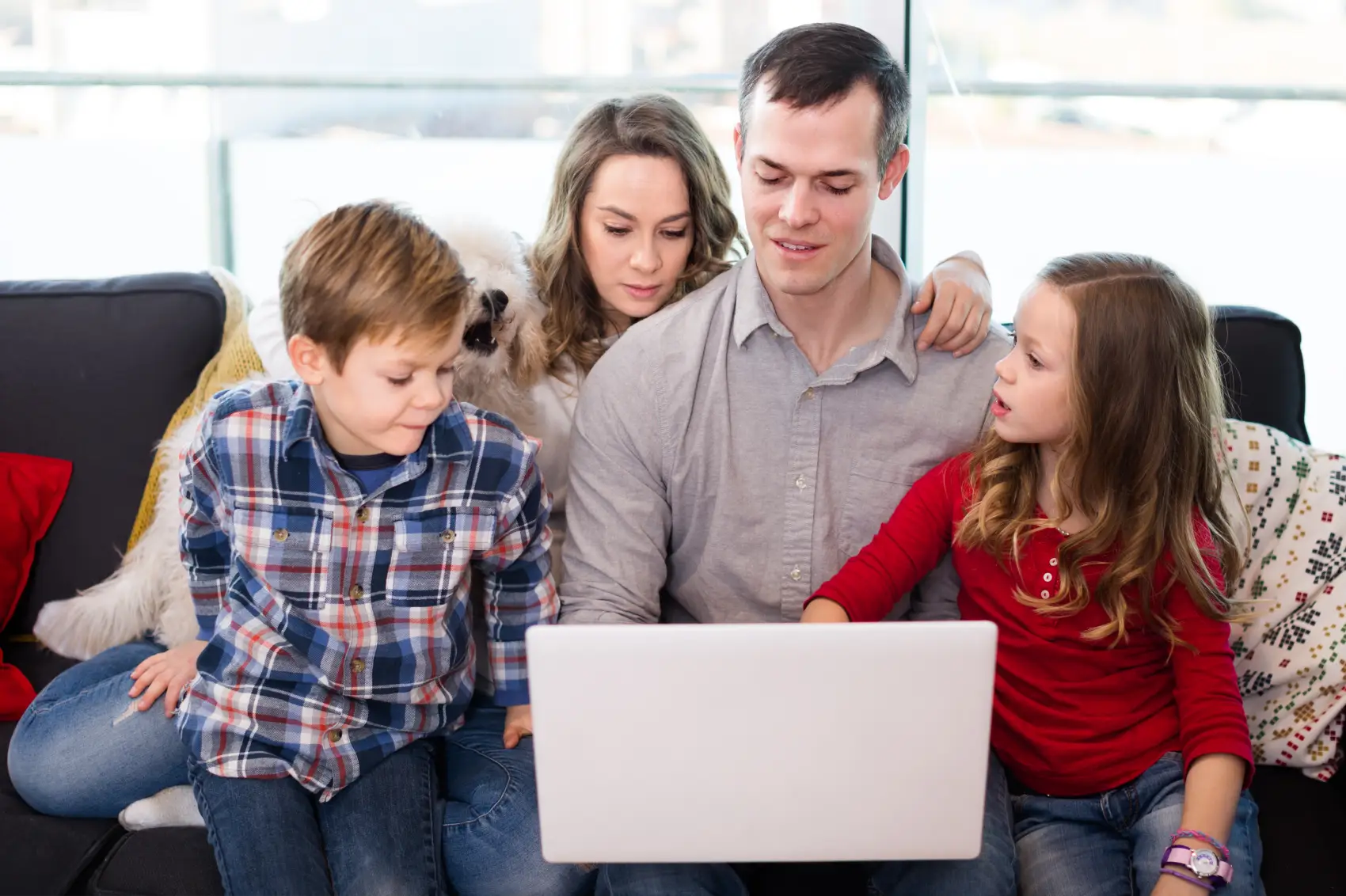 orçamento familiar - família em frente ao laptop