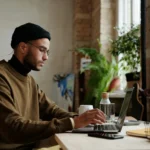 tipos-de-ecommerce homem na frente do notebook em escritório