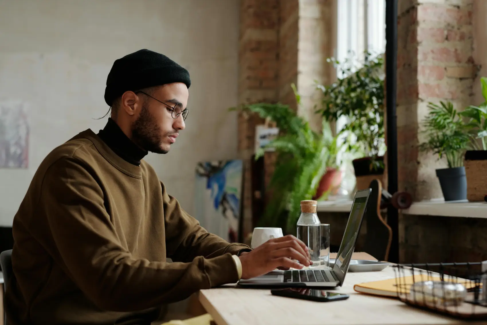 tipos-de-ecommerce homem na frente do notebook em escritório