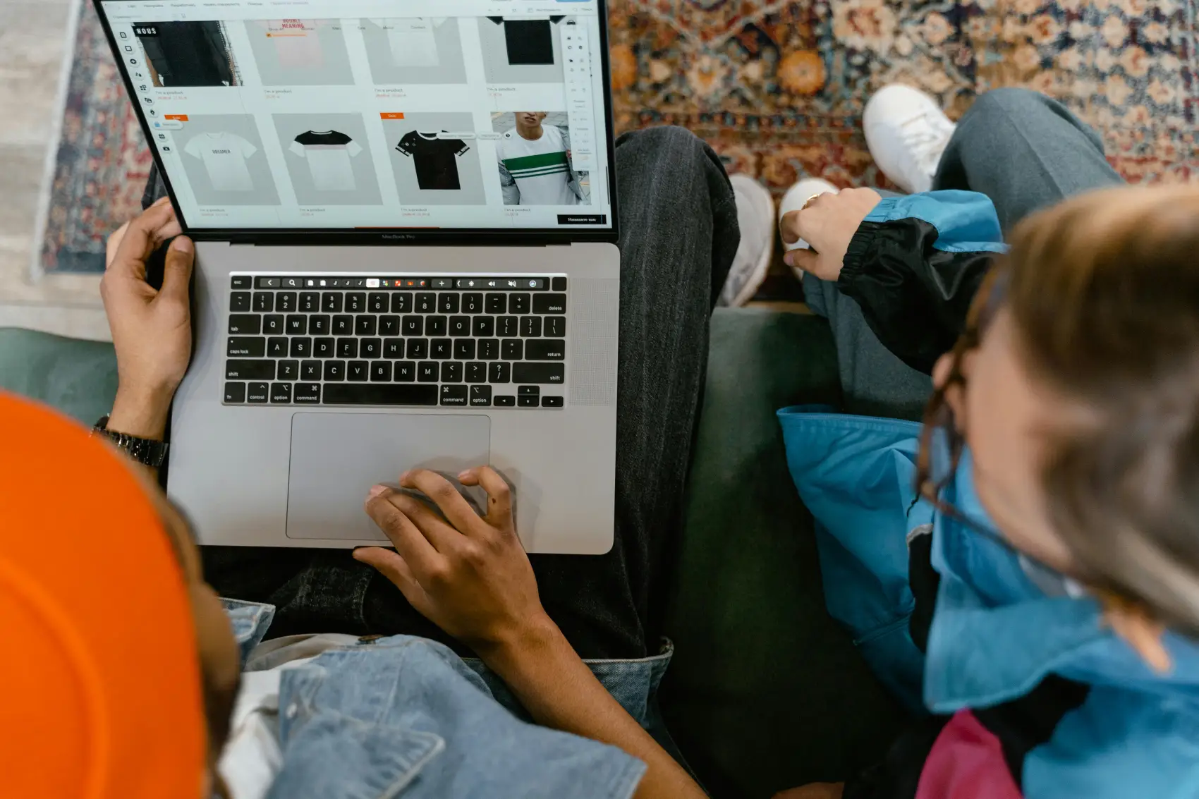 ferramentas-de-vendas duas pessoas analisando roupas em notebook