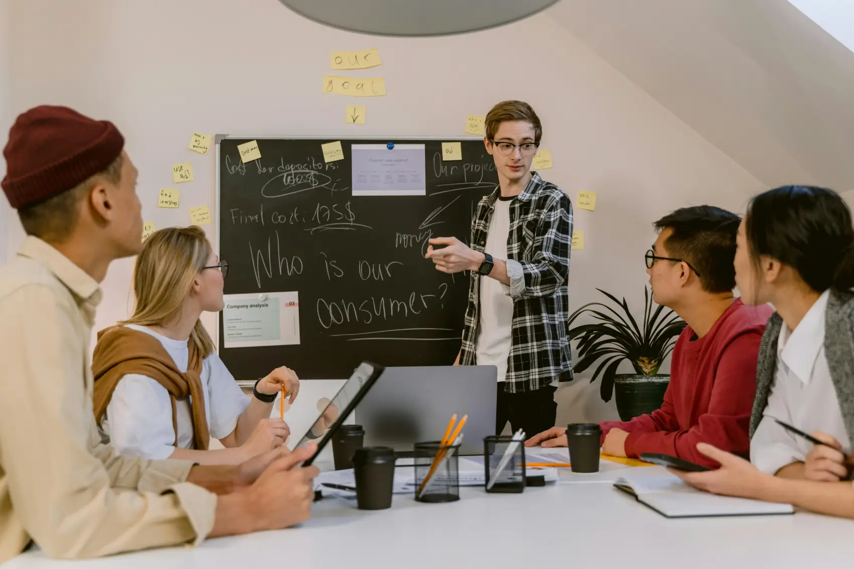 o-que-e-hiperpersonalizacao jovens em sala de escritório discutindo ideias