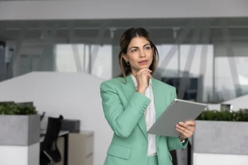 O que é CDI - Mulher de liderança empresarial latina pensativa