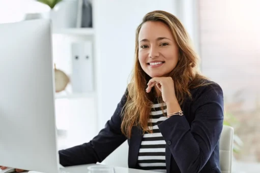 o que é capital de giro​- Mulher feliz, no computador no escritório para gestão financeira