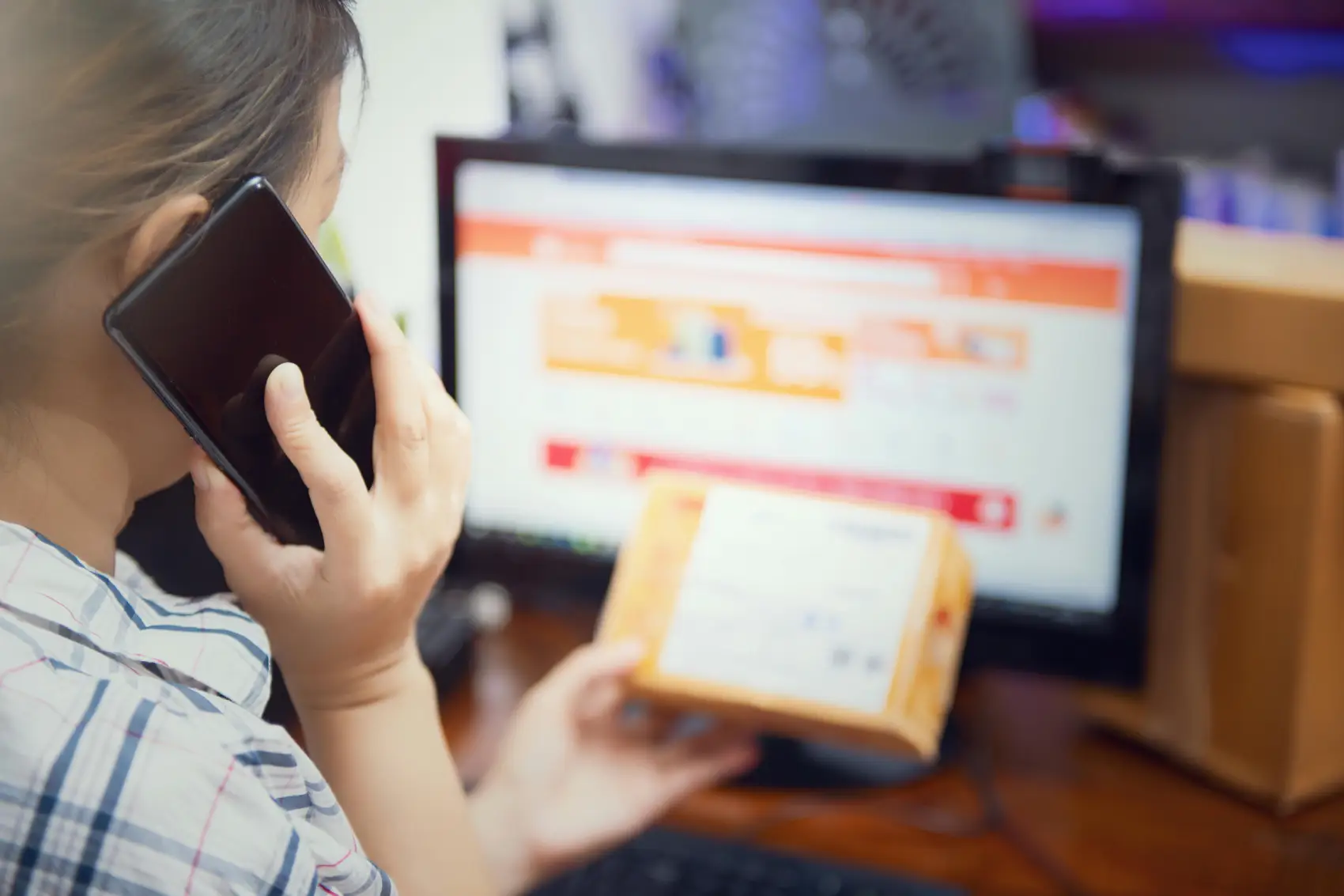 mulher-fazendo-multitarefas-com-telefone-e-venda-online