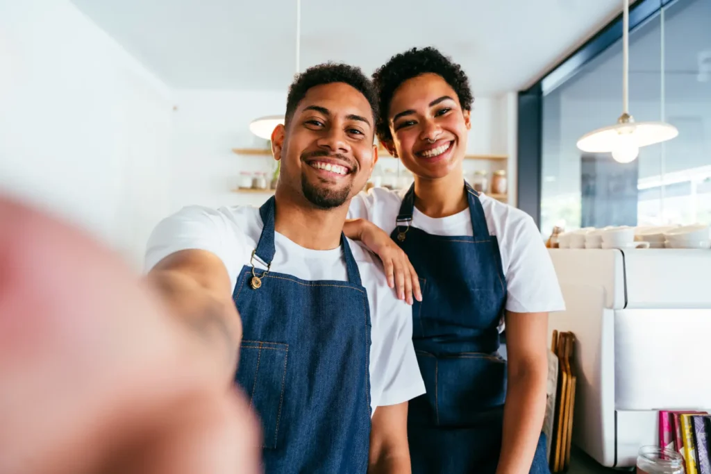 imposto do mei - retrato feliz de homem negro hispânico e mulher no café, prontos para o trabalho