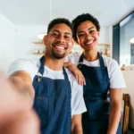 imposto do mei - retrato feliz de homem negro hispânico e mulher no café, prontos para o trabalho