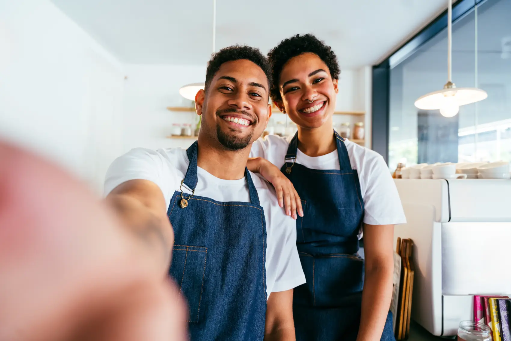 imposto do mei - retrato feliz de homem negro hispânico e mulher no café, prontos para o trabalho