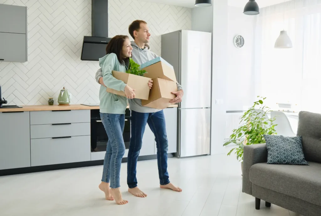 o-que-e-iptu casal com caixas para mudança em casa