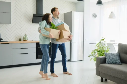 o-que-e-iptu casal com caixas para mudança em casa