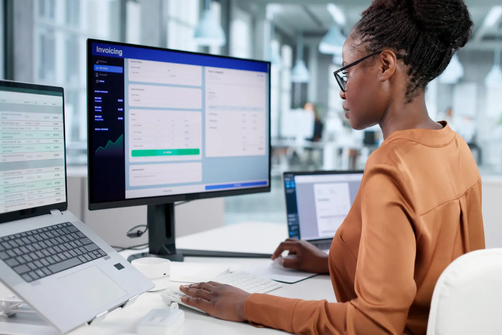 Mulheres no Mercado Financeiro - Contadora Feminina Preparando Faturas Para Pequenas Empresas Usando Software Digital.