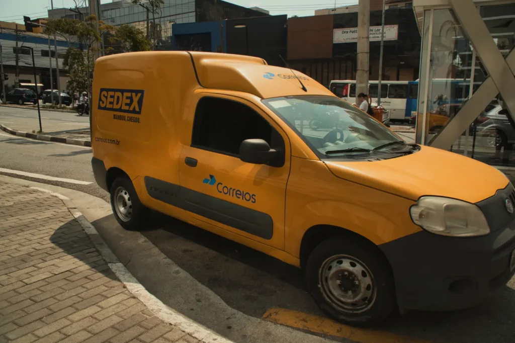 sedex-10-como-funciona caminhonete dos correios estacionada na rua