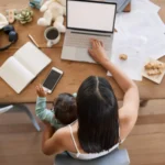 mãe empreendedora - Freelance, bebê e mulher com laptop com tela,