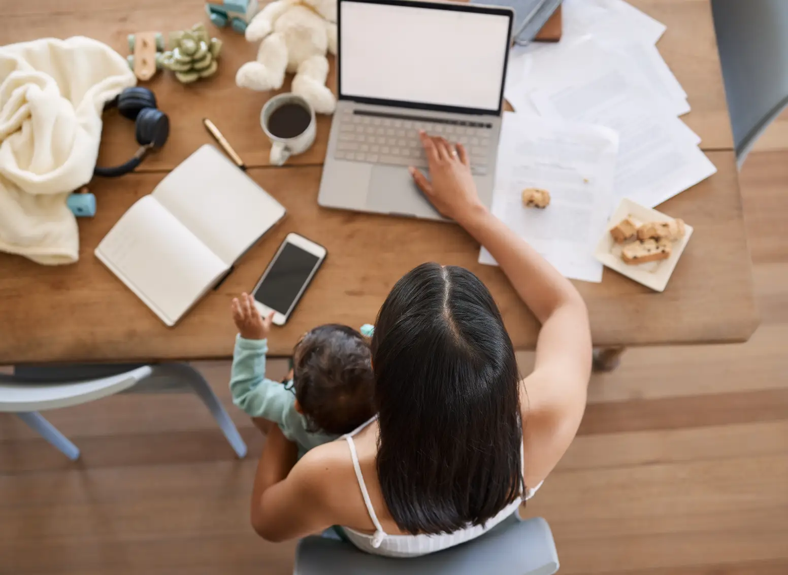 mãe empreendedora - Freelance, bebê e mulher com laptop com tela,