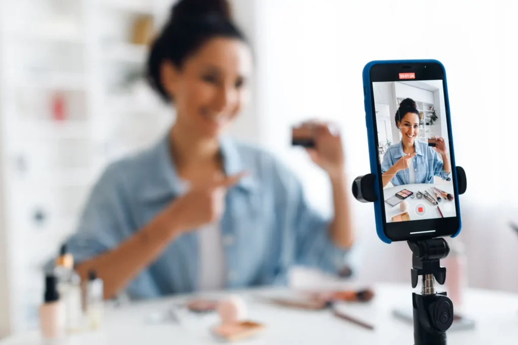 o que é social selling - mulher influenciadora vendendo produto em frente ao celular, que está gravando ela mesma