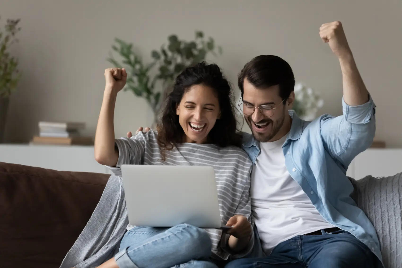 Lucro FGTS 2026 - casal feliz comemorando em frente ao notebook