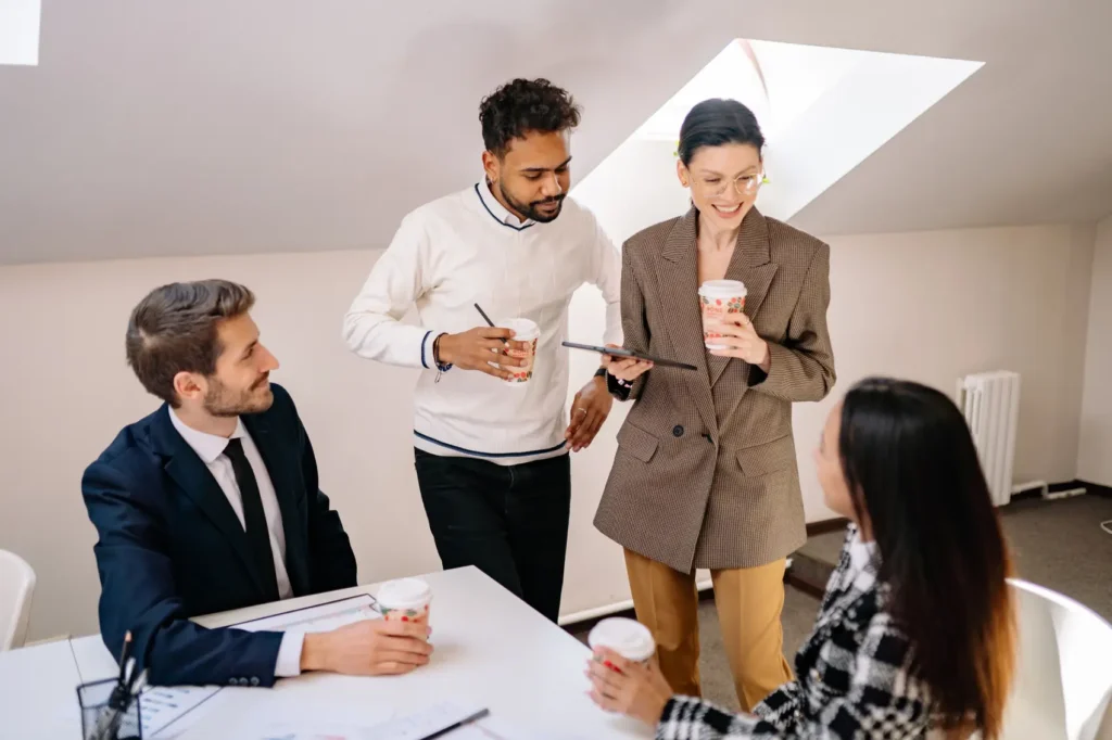 o-que-e-microempresa quatro pessoas falando sobre negócios