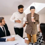 o-que-e-microempresa quatro pessoas falando sobre negócios