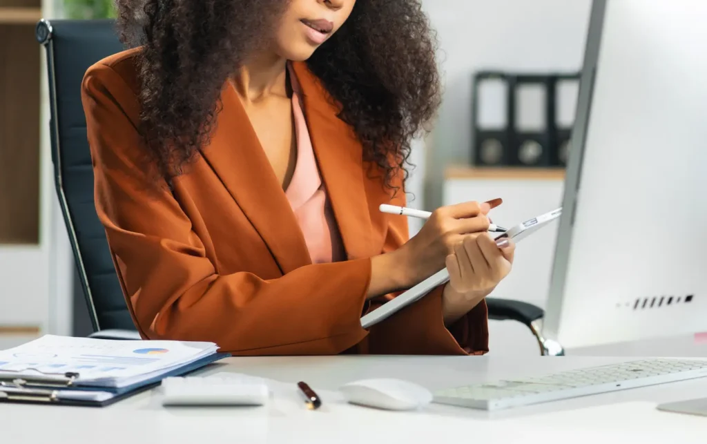como saber meu cnpj pelo cpf - mulher preta em frente ao computador usando um tablet