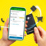 pagbank tap on - mão aproximando cartão pagbank de celular com app pagbank aberto