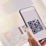 pix automático pagbank - mão segurando celular escaneando qr code