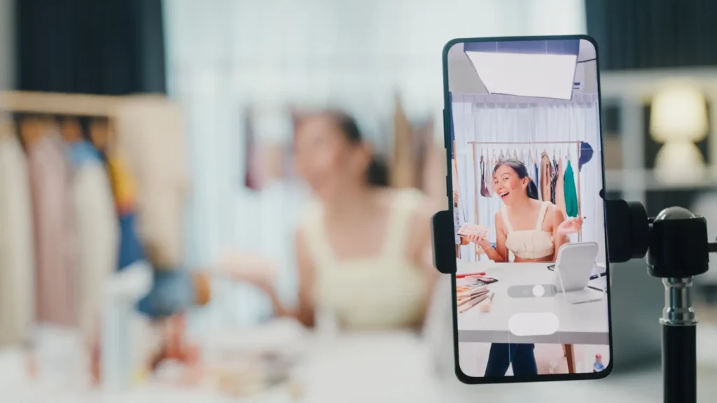 tiktok shop​ - Close-up de gravação da tela de telefone com mulher asiática mostrando paleta de maquiagem