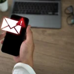 malware herodotus - homem usando smartphone com alerta de aviso, spam de SMS, hack de e-mail, phishing de mensagem de texto falso