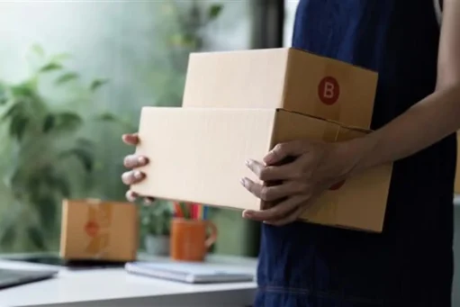 tendencias ecommerce - imagem de duas mãos segurando duas caixinhas