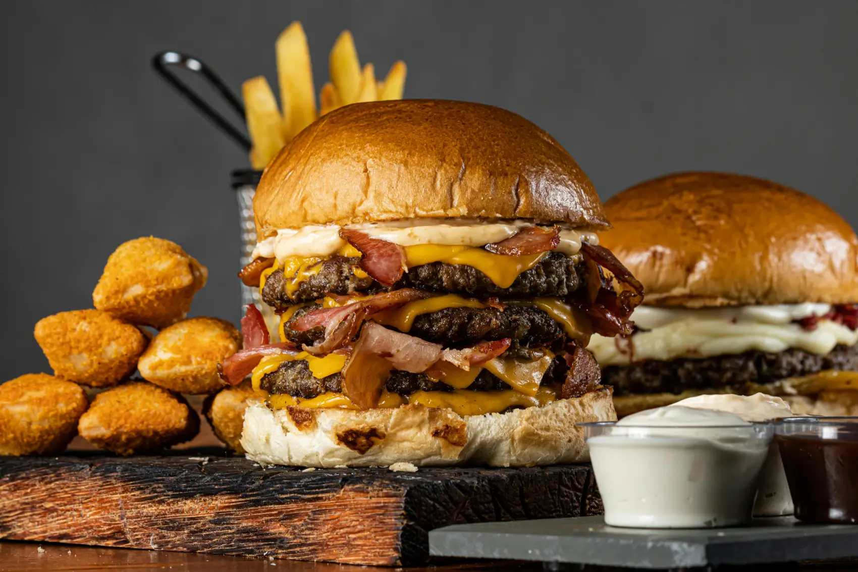 dia-do-hamburguer com acompanhamentos de batata e maionese