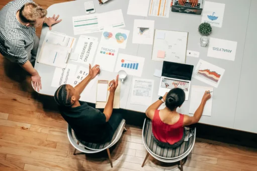 dia-do-marketing jovens reunidos em uma mesa de escritório discutindo sobre estratégias de marketing