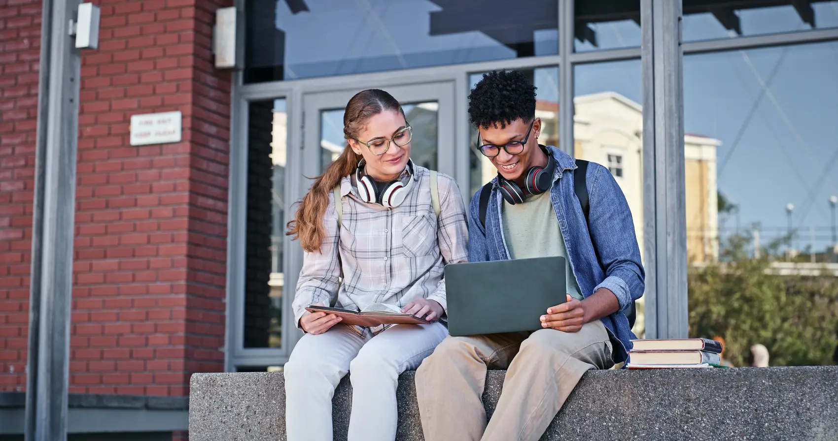 renda extra faculdade - ao ar livre, estudantes que estudam para aprendizagem, oportunidade ou projeto de avaliação no campus da universidade