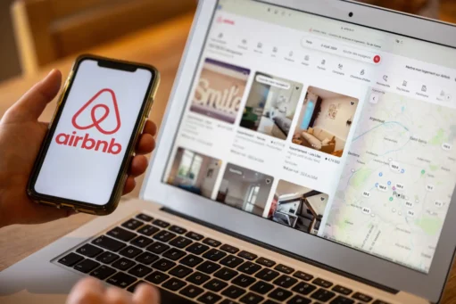 Airbnb pode ser MEI - mesa com celular e computador abertos no app/site do Airbnb