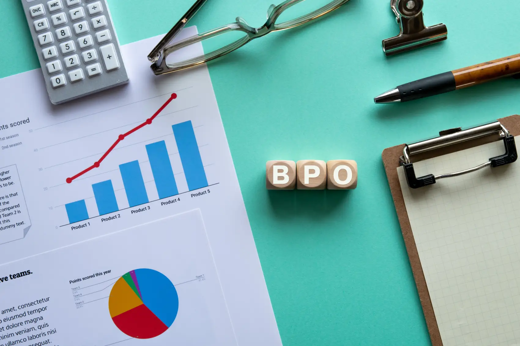 BPO Financeiro - Há um caderno com a palavra BPO — uma abreviação de *Business Process Outsourcing* — exibida como uma imagem que chama a atenção.