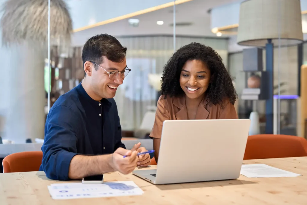 duplicata escritural - Funcionários profissionais da equipe sorridente trabalhando juntos no computador discutindo soluções de dados de tecnologia on-line no trabalho