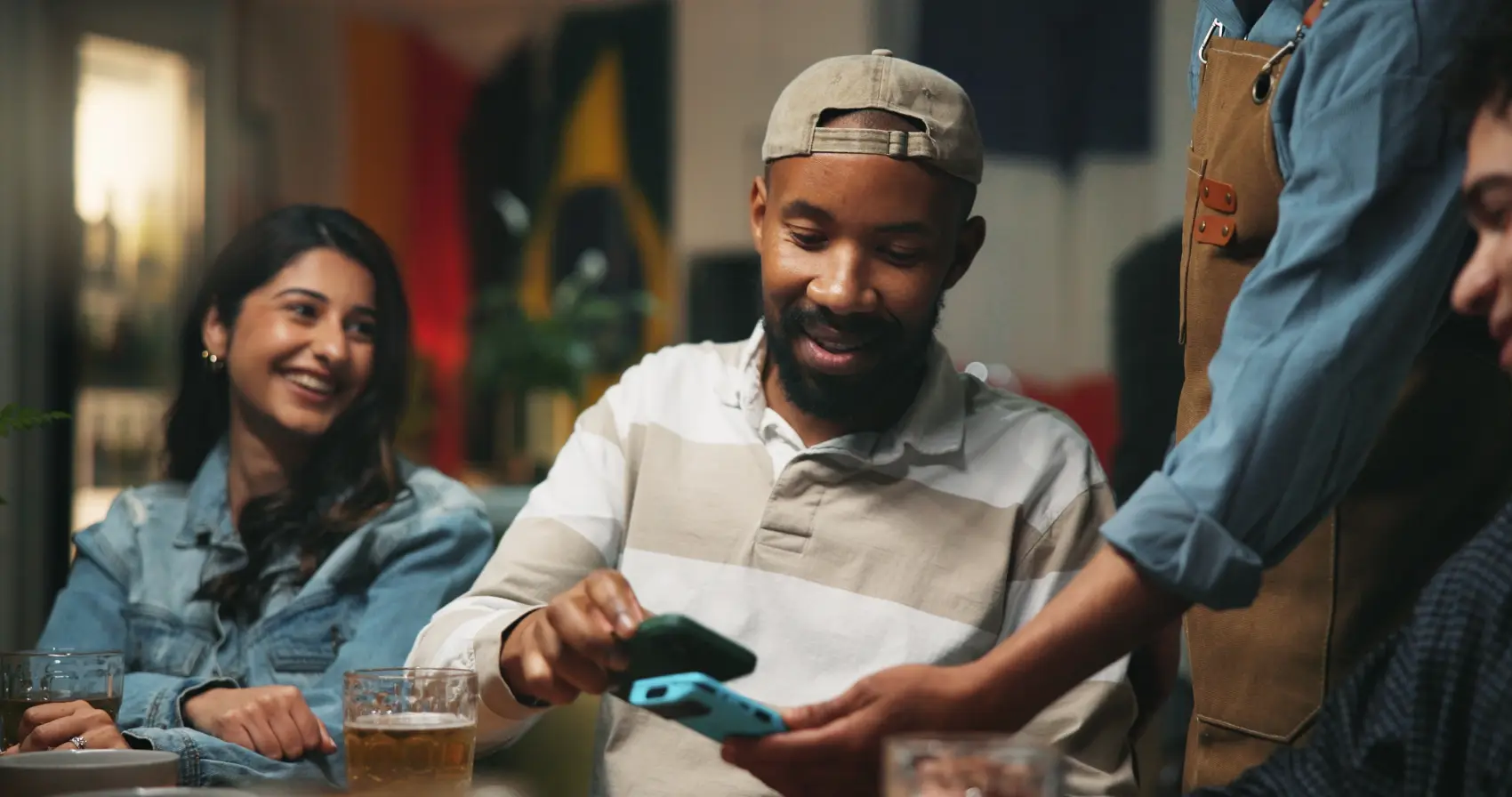 o que é nfc - homem paga no celular aproximando relógio inteligente